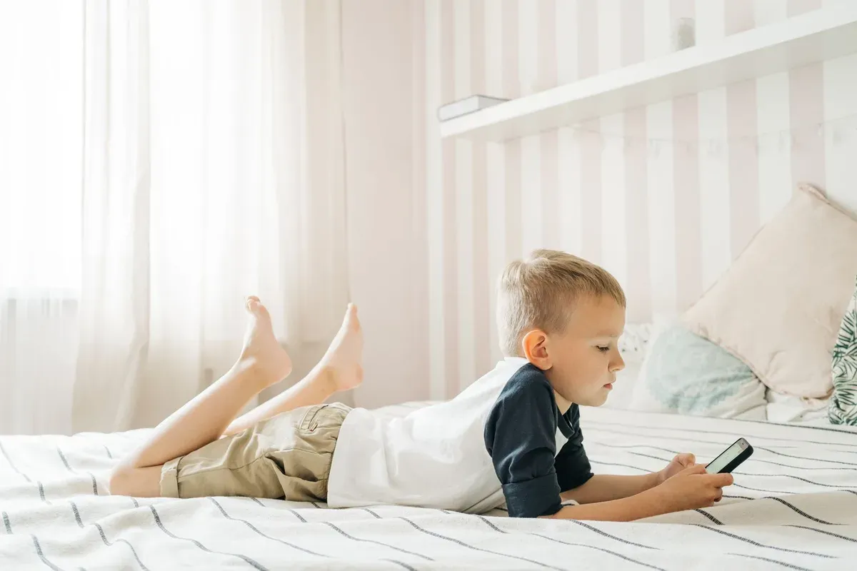 Kinderen die projecten in elkaar zetten van karton en eenvoudige materialen